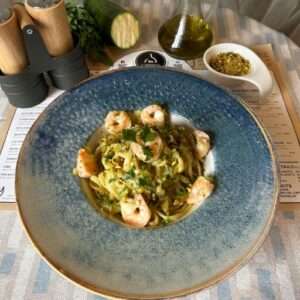 Tagliolini, gamberi, zucchini e pistacchio Tagliolini, gamberi, zucchini e pistacchio