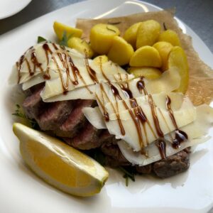 Tagliata di manzo con rucola e grana 450g Tagliata di manzo con rucola e grana 450g